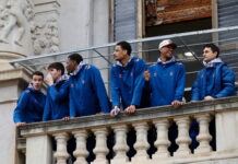 Los rostros famosos que han disfrutado de la segunda mascletà de las Fallas: de estrellas del deporte al ganador de supervivientes Jugadores del Valencia Basket en el balcón del Ayuntamiento