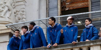 Jugadores del Valencia Basket en el balcón del Ayuntamiento