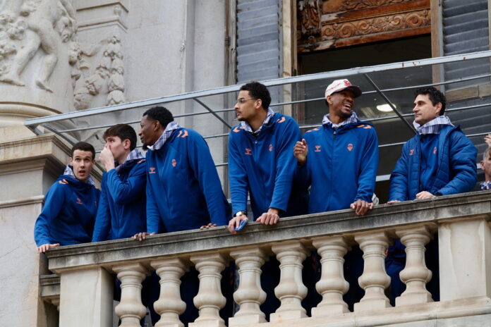 IMG_9988 Jugadores del Valencia Basket en el balcón del Ayuntamiento