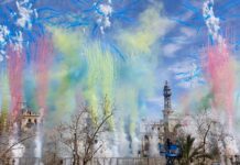 Más de un centenar de kilos de pólvora hacen vibrar la Plaza del Ayuntamiento