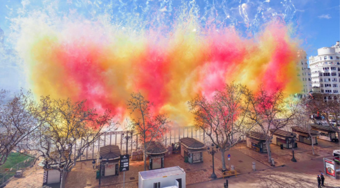 'Catarsis' de pólvora en Valencia: una mascletà atronadora hace estallar de emoción la plaza del Ayuntamiento