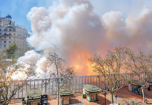 La mascletà hace vibrar Valencia con una potente 'ruta de la pólvora'