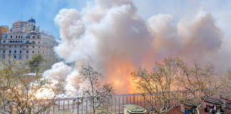 La mascletà hace vibrar Valencia con una potente 'ruta de la pólvora'