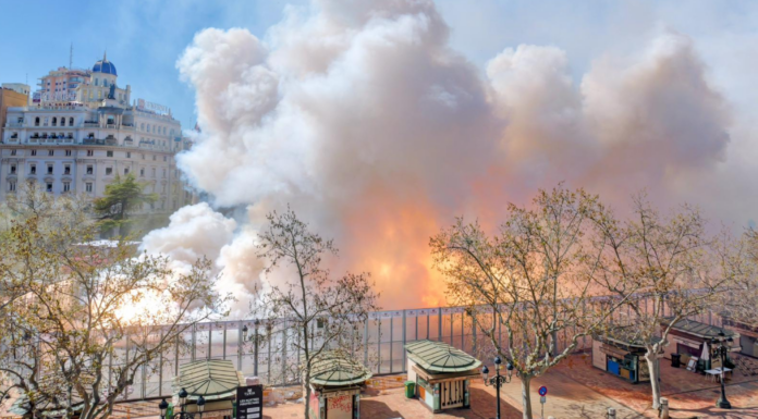 La mascletà hace vibrar Valencia con una potente ‘ruta de la pólvora’ La mascletà hace vibrar Valencia con una potente 'ruta de la pólvora'