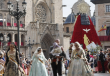 El manto de la Virgen de los Desamparados revela su diseño Miles de falleras acuden a terminar el gigantesco manto floral de la Virgen. / MANUEL BRUQUE (EFE)