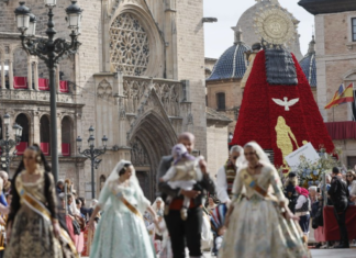 Miles de falleras acuden a terminar el gigantesco manto floral de la Virgen. / MANUEL BRUQUE (EFE)