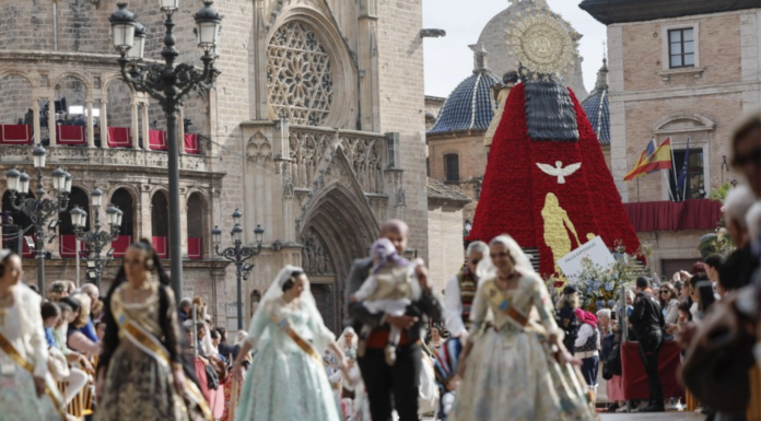Miles de falleras acuden a terminar el gigantesco manto floral de la Virgen. / MANUEL BRUQUE (EFE)