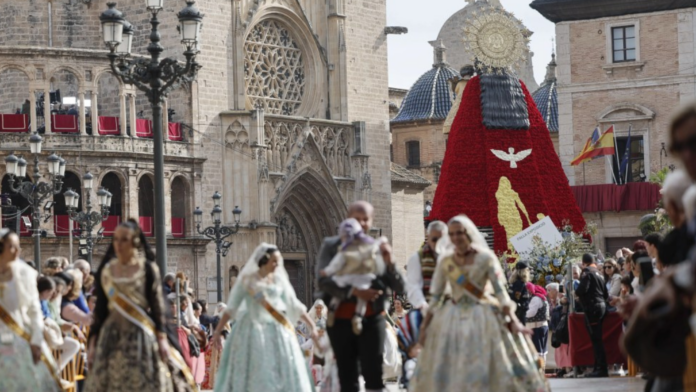 7televalencia-manot-ofrenda Miles de falleras acuden a terminar el gigantesco manto floral de la Virgen. / MANUEL BRUQUE (EFE)