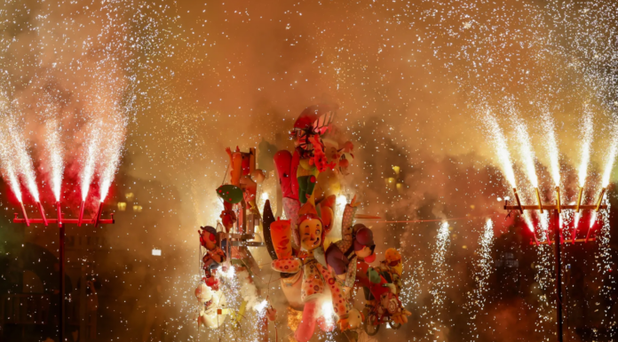 La Cremà de las fallas genera ceniza para cubrir todo Mestalla: ¿Qué se hace con ella?