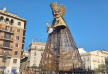 Inicia la retirada de las flores tras una de las Ofrendas más multitudinarias