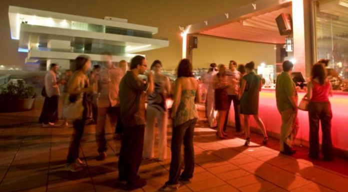 Violan a una joven en unos baños portátiles de la Marina de Valencia Violan a una joven en unos baños portátiles de la Marina de Valencia