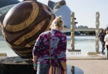 Un artista surcoreano convierte la Ciutat de les Arts en un museo al aire libre