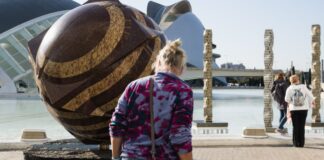 Un artista surcoreano convierte la Ciutat de les Arts en un museo al aire libre