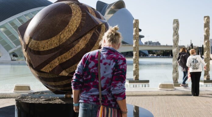 Un artista surcoreano convierte la Ciutat de les Arts en un museo al aire libre