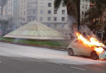 Un coche arde en la Gran Vía Fernando el Católico Un coche arde en la Gran Vía Fernando el Católico