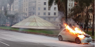 Un coche arde en la Gran Vía Fernando el Católico