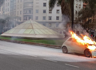 Un coche arde en la Gran Vía Fernando el Católico