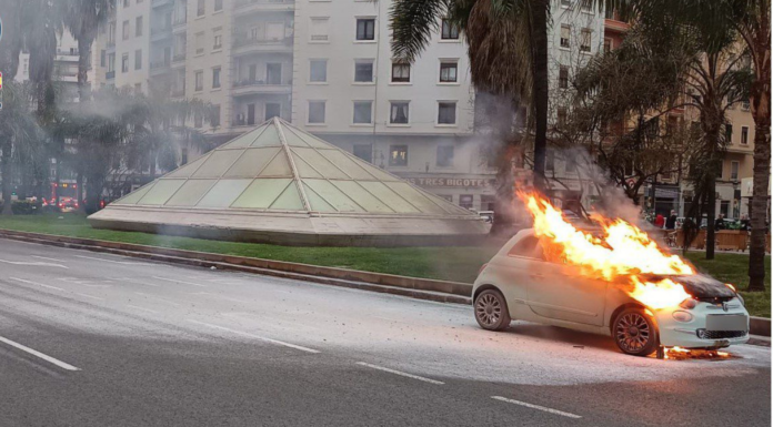 Un coche arde en la Gran Vía Fernando el Católico Un coche arde en la Gran Vía Fernando el Católico