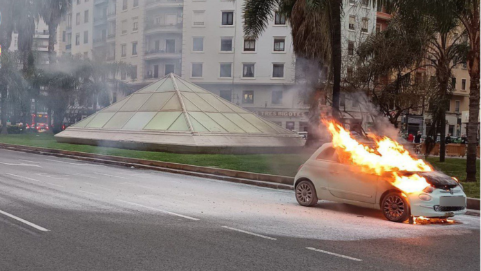 7televalencia-coche-arde-gran-via (1) Un coche arde en la Gran Vía Fernando el Católico