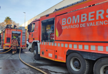 Rescatan a una persona en el incendio de una vivienda del barrio de Benicalap Rescatan a una persona en el incendio de una vivienda del barrio de Benicalap