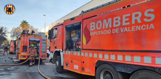 Rescatan a una persona en el incendio de una vivienda del barrio de Benicalap Rescatan a una persona en el incendio de una vivienda del barrio de Benicalap