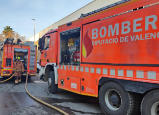 Rescatan a una persona en el incendio de una vivienda del barrio de Benicalap