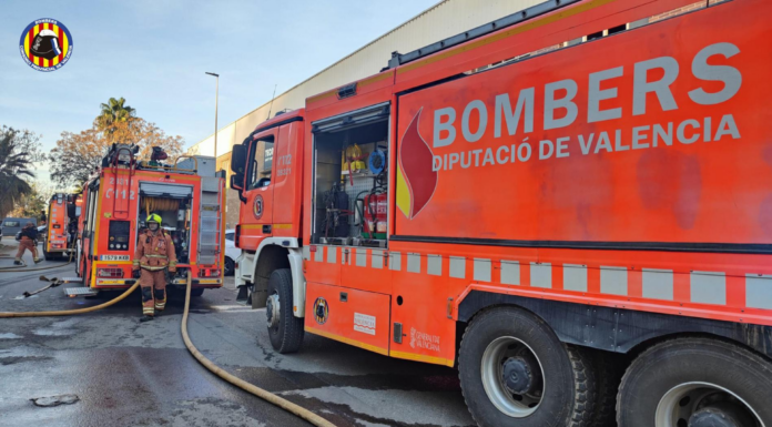 Rescatan a una persona en el incendio de una vivienda del barrio de Benicalap Rescatan a una persona en el incendio de una vivienda del barrio de Benicalap
