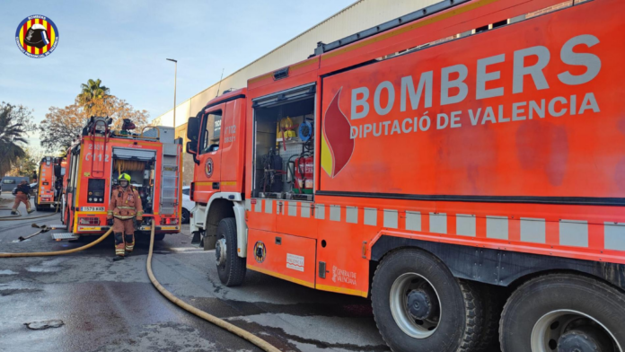 7televalencia-bomberos Rescatan a una persona en el incendio de una vivienda del barrio de Benicalap