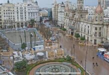 Pirotecnia Zaragozana, tras la mascletà cancelada: “Queríamos hacer un guiño a València” La Plaza del Ayuntamiento entre lluvias