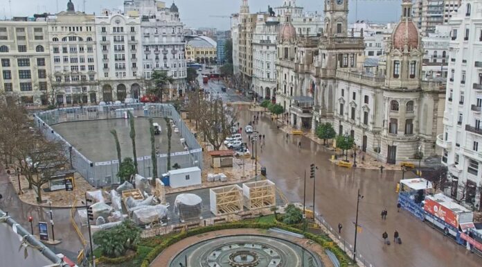 Pirotecnia Zaragozana, tras la mascletà cancelada: “Queríamos hacer un guiño a València” La Plaza del Ayuntamiento entre lluvias