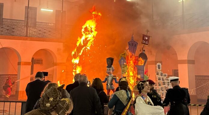La Falla de las fuerzas Armadas ya es historia: así se ha vivido la primera cremà de Valencia