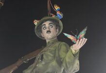 Charles Chaplin ya vigila la plaza del Ayuntamiento: así ha sido la «descoberta» de la falla municipal