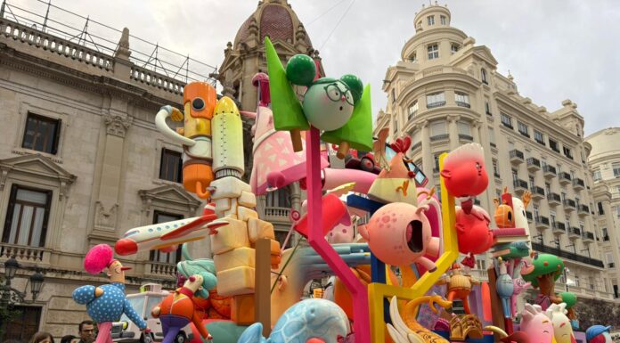 La falla Infantil Municipal ya está en la plaza del Ayuntamiento: así es “Valencia es Mou”