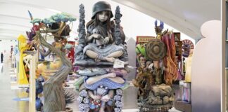 La falla Sueca Literato Azorín gana el Ninot Indultat con un genial efecto espejo