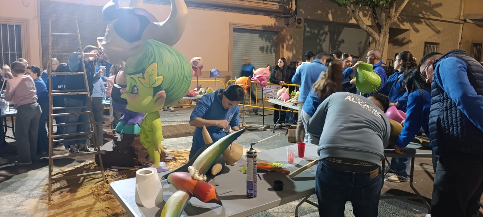 Falleros de la Falla Badia de Moncada pintando a contrarreloj