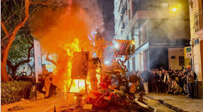 “Arca. El viatge de Pepet” ya es historia, así ha ardido la mejor falla infantil de València