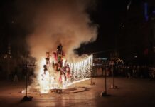 La cremà de la falla municipal infantil en imágenes