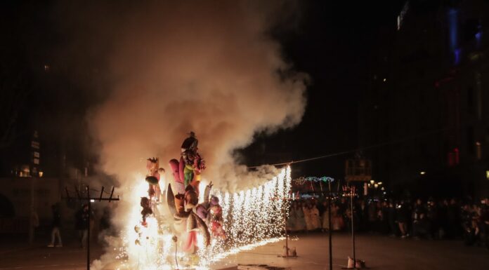 La cremà de la falla municipal infantil en imágenes