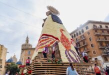 Las primeras piezas del cadafal de la Virgen llegan a la plaza