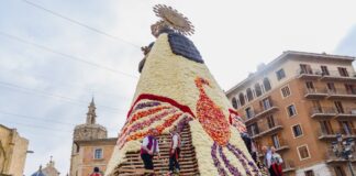 Todo lo que se sabe del misterioso manto floral de la Virgen: novedades, diseño y colores predominantes
