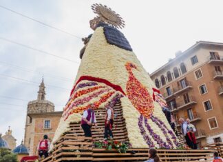 Todo lo que se sabe del misterioso manto floral de la Virgen: novedades, diseño y colores predominantes