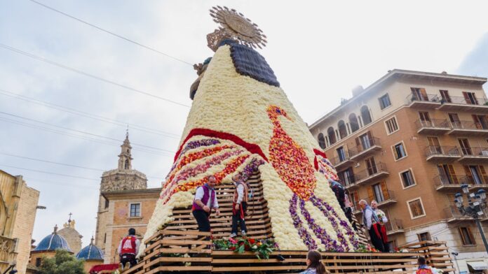 Todo lo que se sabe del misterioso manto floral de la Virgen: novedades, diseño y colores predominantes