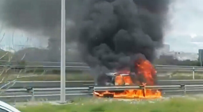 Un coche se incendia en la carretera AP-7