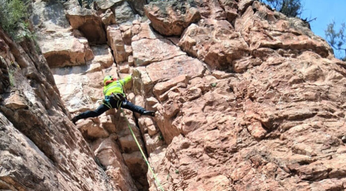 Los héroes que salvan la vida cada fin de semana a senderistas en las montañas valencianas