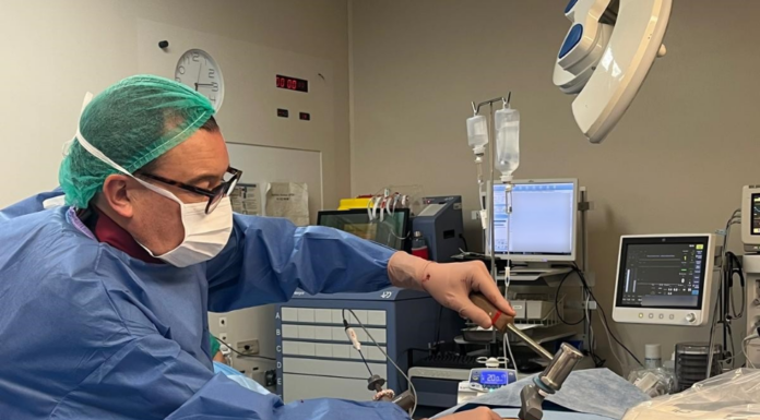 El Clínico de València es el primer hospital en incorporar una nueva técnica poco invasiva para tratar el dolor lumbar