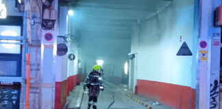 Incendio en un garaje tomado por indigentes en la calle Xàtiva
