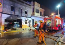 Un coche de la Policía Nacional queda empotradro en un garaje tras una persecución en Alaquás