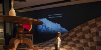 Alicia llega a València con un viaje al País de las Maravillas