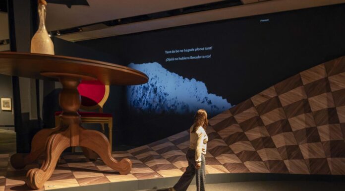 Alicia llega a València con un viaje al País de las Maravillas