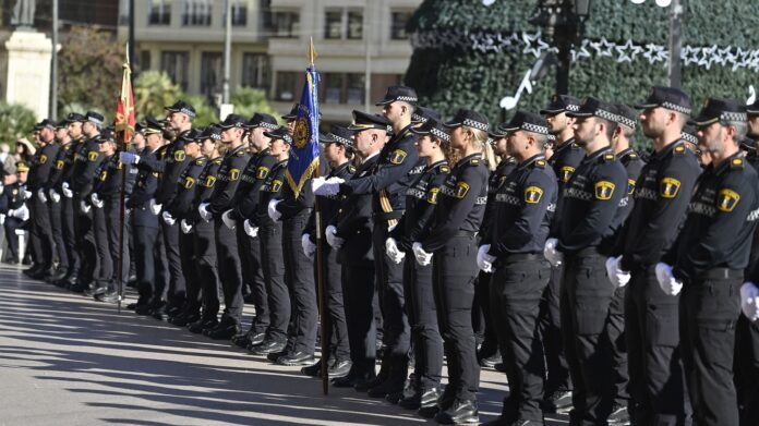 7televalencia 1117 Incorporació 194 agents Policia Local (6) La alcaldesa ha anunciado que la Policía de Barrio se desplegará también en Corts, la Fonteta de Sant Lluís, Montolivet, Safranar, Benimàmet, la Fontsanta, Sant Antoni o Benimaclet